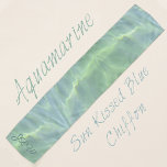 Foulard Beau Tropical Aquamarine bleu<br><div class="desc">L'aquamarine est une mer bleu marine embrassée par le soleil. La lumière du soleil reflétant l'eau de mer tropicale a inspiré cette belle conception d'écharpe aquamarine par la nature. Personnalisez cette écharpe brillante et élégante avec ses Initiales pour un style de mode vraiment unique. Cette image est une photo océanique...</div>