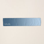 Foulard Bleu dégradé élégant avec nom personnalisé<br><div class="desc">Cette écharpe est simple mais élégante, avec un bleu dégradé qui donne un effet calme et excitant. Le nom est imprimé en une seule couleur, mais peut être supprimé si vous préférez une version plus générale. Le texte peut facilement être customisé comme bon vous semble. Cette écharpe est présentée dans...</div>