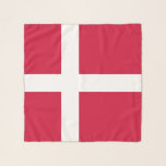 Foulard Carré Scarf avec drapeau du Danemark<br><div class="desc">Ajoutez une touche d'élégance danoise à votre garde-robe avec notre écharpe carré arborant le drapeau du Danemark ! Ce foulard polyvalent n’est pas seulement un accessoire de mode, c’est une représentation élégante de votre admiration pour le Danemark. Le design dynamique met en valeur l'emblématique drapeau danois, ce qui en fait...</div>