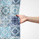 Foulard Carrelage méditerranéen, Portugais, Azulejo, Majol<br><div class="desc">Motif élégante,  élégante et raffinée avec carrelage méditerranéen bleu et blanc. Un cadeau moderne et tendance,  parfait pour les amoureux de l'Azulejo dans votre vie.</div>