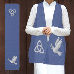 Foulard Céltic Knot et Dove Ministre Stole (bleu foncé)<br><div class="desc">Magnifique écharpe dans les tons bleu foncé avec un symbole triquetra noeud celtique d'un côté et colombe de paix de l'autre dans un dégradé argenté. Convient à un ministre d'utiliser comme un vol cérémonial.</div>