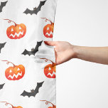 Foulard Citrouilles et chauves-souris d'Halloween, Trou ou<br><div class="desc">Motif élégante,  élégante et sophistiquée avec citrouilles et chauves-souris. Un cadeau moderne et tendance,  parfait pour Halloween.</div>