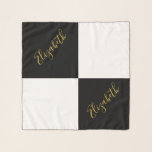 Foulard Élégant Noir Blanc Or Nom Script Modèle texte<br><div class="desc">Un motif classique en damier noir et blanc est sur cette écharpe. Le texte d'affichage en or Faux (pas de feuille) est sur chaque carré noir. Un script élégant forme le texte. Vous pouvez modifier le texte pour afficher le nom correct ou un message personnalisé.</div>