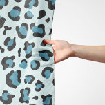 Foulard Empreinte de léopard, Spots de léopard, Leopard bl<br><div class="desc">Elégant,  élégant et sophistiqué motif léopard de couleur bleue. Un cadeau moderne et branché,  parfait pour l'amant poster de animal de votre vie.</div>