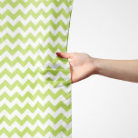 Foulard Green Zigzag, Green Chevron, Motif géométrique<br><div class="desc">Elégante,  élégante et raffinée,  motif en zigzag (chevron),  couleur verte et blanche. Un cadeau moderne et tendance,  parfait pour les amoureux du zigzag dans votre vie.</div>