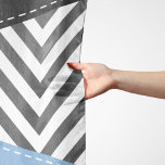 Foulard Gris Zigzag, Gris Chevron, Motif Zigzag, Bleu<br><div class="desc">Motif en zigzag (chevron) élégant,  élégant et sophistiqué,  gris et blanc avec des touches de couleur bleue et noire. Un cadeau moderne et tendance,  parfait pour les amoureux du zigzag dans votre vie.</div>