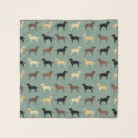 Foulard Laboratoires de Motif des silhouettes de chien des<br><div class="desc">motif de silhouettes de chien de Labrador Retriever avec Black Labs,  Yellow Labs,  Chocolate Labs et Fox Red Labradors. Cette écharpe motif de chiens fait un cadeau parfait pour les amateurs de Lab ! ©Jenn Inashvili</div>