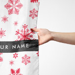 Foulard Les flocons rouges, Votre nom, Personnalisez<br><div class="desc">Joli,  amusant et adorable motif avec des flocons de neige rouges sur arrière - plan blanc. Un cadeau moderne et tendance,  parfait pour les amateurs de neige dans votre vie. Personnalisez en ajoutant votre nom,  votre pseudonyme,  votre monogramme ou vos initiales.</div>