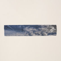 Les nuages fluides du ciel bleu