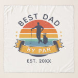 Foulard Meilleur papa Par Par Par Golfing Fête des pères S<br><div class="desc">Retro Best Dad By Par design vous pouvez customiser pour papa, beau-père, grand-père ou n'importe quel passionné de golf qui est aussi un père. Un cadeau parfait pour le meilleur père, step papa ou grand-père qui aime les sports club ou le golf. Le texte "BEST DAD BY PAR" peut être...</div>