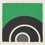 Foulard Moderne Chic Kelly Vert Noir Blanc Concentré Art<br><div class="desc">Ce design d'art moderne présente de grands et larges anneaux de nidification noirs encadrés de blanc audacieux contre un arrière - plan coloré vert vareux. Une "perle" grise se trouve au centre de ce design d'huîtres abstraites fantaisiste.</div>