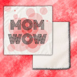 Foulard MOM WOW noir sur rouge |<br><div class="desc">Ce foulard en mousseline est pour MOM, que ce soit pour la fête des mères ou pour son anniversaire, ou juste parce que vous le voulez. Etonnant en texte noir avec un arrière - plan rouge.</div>