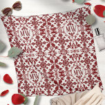 Foulard Monogramme vintage Damas<br><div class="desc">Cet élégant motif de couleur bordeaux et blanche présente un design damassé classique avec des motifs floraux ornés et des coeurs décoratifs entourant un monogramme personnalisé. L'agencement symétrique d'inspiration victorienne crée un look intemporel parfait pour les coussins de décoration de maison, la literie, les rideaux de douche et les ensembles...</div>