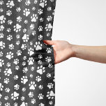 Foulard Motif des pattes, Empreintes de pattes, noir et bl<br><div class="desc">Joli,  amusant et adorable motif avec pattes blanches sur arrière - plan noir. Un cadeau moderne et tendance,  parfait pour l'amoureux des chiens dans votre vie.</div>