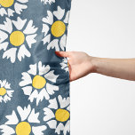 Foulard Motif marguerrier, motif floral, marguerites blanc<br><div class="desc">Motif élégante,  élégante et sophistiquée avec des fleurs blanches Daisy sur arrière - plan bleu marine. Un cadeau moderne et tendance,  parfait pour les amateurs de design floral dans votre vie.</div>