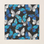 Foulard Motif sans couleur foncée avec papillons bleus Mor<br><div class="desc">Des papillons réalistes,  bleus et blancs sans couture motif sur arrière - plan noir.</div>
