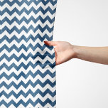 Foulard Navy Zigzag, Navy Chevron, Motif géométrique<br><div class="desc">Elégant,  élégant et sophistiqué,  motif en zigzag (chevron),  bleu marine et blanc. Un cadeau moderne et tendance,  parfait pour les amoureux du zigzag dans votre vie.</div>