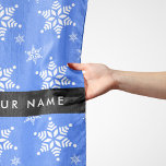Foulard Snowflakes blanc, Bleu, Votre nom, Personnaliser<br><div class="desc">Joli,  amusant et adorable motif avec des flocons blancs sur arrière - plan bleu. Un cadeau moderne et tendance,  parfait pour les amateurs de neige dans votre vie. Personnalisez en ajoutant votre nom,  votre pseudonyme,  votre monogramme ou vos initiales.</div>