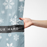 Foulard Snowflakes blanc, Grey, Votre nom, Personnaliser<br><div class="desc">Joli,  amusant et adorable motif avec des flocons blancs sur arrière - plan gris. Un cadeau moderne et tendance,  parfait pour les amateurs de neige dans votre vie. Personnalisez en ajoutant votre nom,  votre pseudonyme,  votre monogramme ou vos initiales.</div>