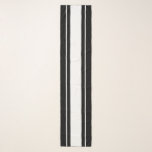 Foulard Sporty Stylish Large White Racing Stripes Sur Noir<br><div class="desc">Ce design élégant et sportif présente une bande blanche centrale avec des rayures blanches flottantes. Les rayures les plus extérieures sont noires.</div>