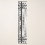 Foulard Symbole Keffiyeh de la Palestine Motif de résistan<br><div class="desc">Si l'on remonte aux années 1960 et à l'émergence du mouvement de résistance palestinienne, l'homme politique palestinien de premier plan, Yasser Arafat, a renforcé ce sens derrière le keffiyeh. Le keffiyeh est devenu la marque de commerce personnelle d’Arafat en le drapant sur son épaule droite pour ressembler à la carte...</div>