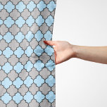 Foulard Trellis Bleu, Quatrefoil, treillis marocain<br><div class="desc">Elégante,  élégante et raffinée,  la trellis marocaine motif dans les tons gris et bleu. Un cadeau moderne et branché,  parfait pour les amoureux de la latticework dans votre vie.</div>