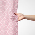 Foulard Trellis rose, Quatrefoil, Trellis marocain<br><div class="desc">Elégante,  élégante et raffinée,  la trellis marocaine est motif de couleur rose. Un cadeau moderne et branché,  parfait pour les amoureux de la latticework dans votre vie.</div>
