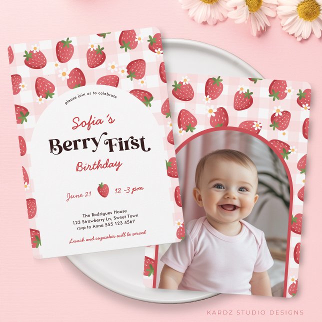 Fraise Berry Invitation d'un premier anniversaire (This Berry First 
Invitation is shown in size 5 x 7 in. Other sizes and digital available.)