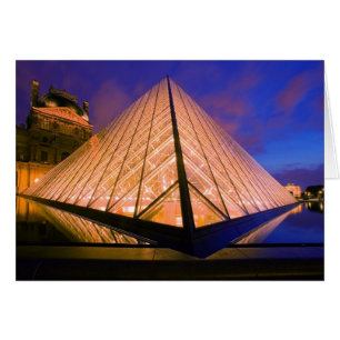 France, Paris. Le musée du Louvre au crépuscule.2