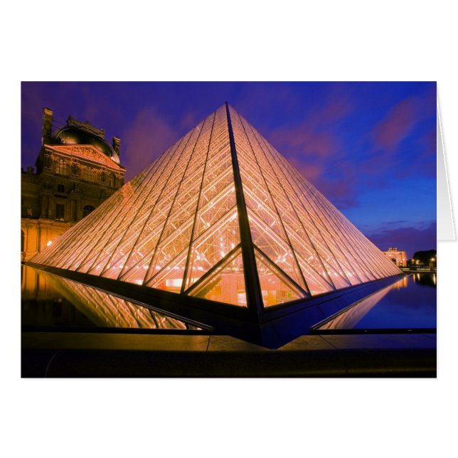 France, Paris. Le musée du Louvre au crépuscule. 2 (Devant horizontal)