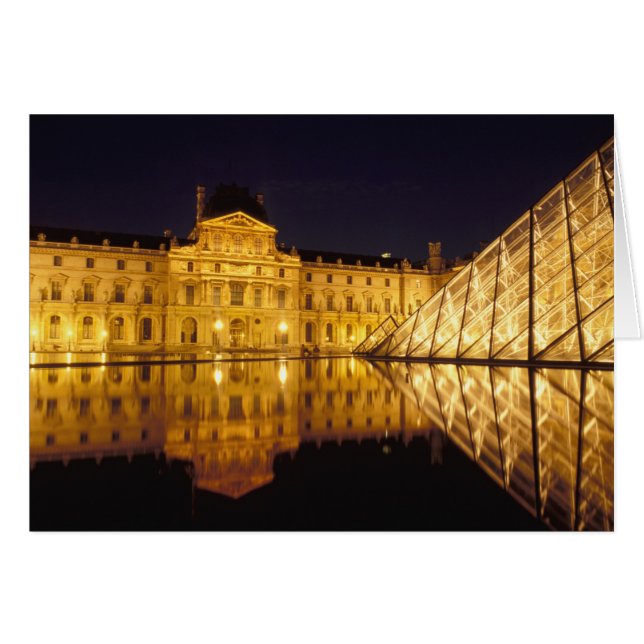 France, Paris, musée du Louvre la nuit. (Devant horizontal)