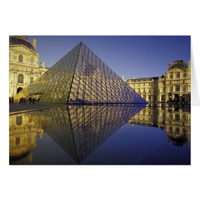 FRANCE, Paris Reflet, Pyramide. Le Louvre (Devant horizontal)