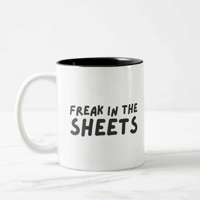 Freak dans les draps Mug à café à deux tons (Gauche)