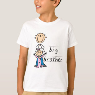 Frère avec des T-shirts et des cadeaux de soeur d