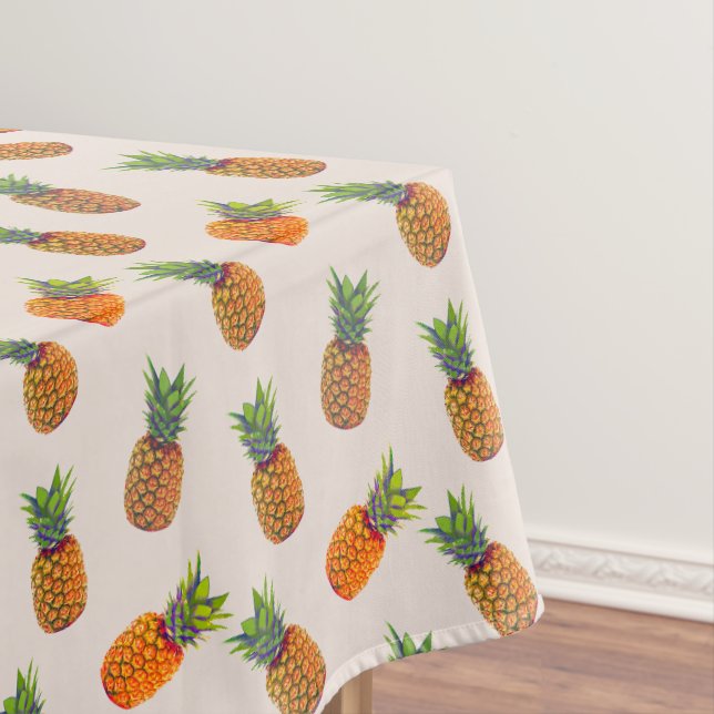 Fruits d'ananas sur nappe beige clair (In Situ)