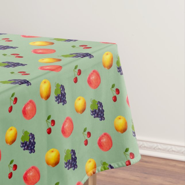 Fruits frais assortis sur nappe verte laurier (In Situ)