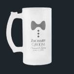 Fun Groom Cravate Noire Tuxedo Frosted Beer Mug<br><div class="desc">Cette tasse de bière gelée amusante est conçue comme un cadeau mariage pour le marié. Il présente une image d'une cravate arc-en-ciel noire avec trois boutons, ressemblant à un smoking. Le texte dit "Groom" et a une place pour son nom, les noms du couple et la date du mariage. Un...</div>
