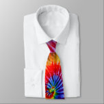Fun Rainbow Colours Rétro Tie Dye Cravate<br><div class="desc">Ce cravate amusant présente une teinture rétro aux couleurs vives,  rouge,  bleu,  jaune et vert. Les couleurs primaires vous aideront à montrer de la fierté hippie et un style psychédélique.</div>