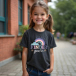 Fun Rainbow Graduated Kindergarten Classe de 2022<br><div class="desc">T-shirt grad pour célébrer le diplômé. Le design comprend un arc-en-ciel coloré et un design de nuage avec le nom de la grade de jardin d'enfants affiché dans l'arc-en-ciel. Design de typographie amusant avec des lettres arc-en-ciel et des étoiles. Un cadeau parfait pour les grands. Conception par Moodthology Papery</div>