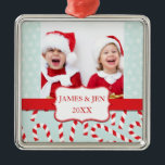 FUN RED BLUE MERRY CHRISTMAS PHOTO ORNEMENT<br><div class="desc">ORNEMENT PHOTO DE NOËL ROUGE ET BLEU. ELKE CLARKE© AMUSANT,  DESIGN BOLD AVEC LAMES À NEIGE ET SUCRES DE CANNE,  VOUS POUVEZ PERSONNALISER AVEC LA PHOTO,  LE NOM ET L'ANNÉE DE VOTRE ENFANT. GRAND NOËL GARDE L'ORNEMENT POUR VOUS FAMILLE NOËL ARBRE OU CADEAU POUR GRANDS-PARENTS</div>