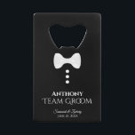 Fun White Cravate Tuxedo Team Groom Mariage<br><div class="desc">Cet ouvre-bouteille amusant est conçu comme un cadeau pour les Groomsmen, la famille, ou votre Meilleur Homme. Dispose d'un design amusant avec une cravate blanche et trois boutons sur un arrière - plan noir ressemblant à un smoking. Le texte dit "Team Groom" avec une place pour son nom, les noms...</div>