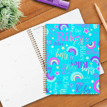 Funky rainbow stars aqua kids coloré<br><div class="desc">Joli gestionnaire graphique et nom de texte conçu à l'origine personnalisé. Cet aqua lumineux, rose, violet, blanc et chaud jaune clair texte typographique planificateur de carnet de notes avec étoiles graphiques et des arcs-en-ciel stylisés funky peut également être customisé avec votre propre nom court, actuellement lit Riley. D'autres noms sont...</div>