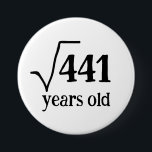 Funny 21st Birthday Math badge Carré Root 441<br><div class="desc">Fêtez le 21 ans avec une touche geek ! 🎉 Ce badge d'anniversaire intelligent présente la racine carré de 441, ce qui en fait une façon spirituelle d'annoncer votre âge de jalon. Parfait pour les amateurs de mathématiques, les geeks de sciences, ou toute personne qui aime plaisanter sur leur journée...</div>