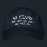 Funny 50e anniversaire Mens Casquette Casquette ca<br><div class="desc">Le cadeau du 50e anniversaire de mariage pour lui dit 50 ans et elle me soutient toujours sur un casquette casquette de balle brodé pour l'homme marié 50 ans à la même femme.</div>