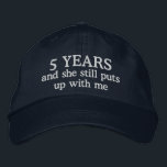 Funny 5e anniversaire Mens Casquette Casquette cad<br><div class="desc">Le cadeau du 5ème anniversaire de mariage pour lui dit 5 ans et elle me soutient toujours sur un casquette casquette de balle brodé pour l'homme marié cinq ans à la même femme.</div>