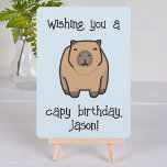 Funny Capybara carte d'anniversaire<br><div class="desc">Cette Funny Capybara Birthday Card est parfaite pour donner aux amateurs de capybara. Envoyez cette carte unique pour souhaiter à votre ami,  membre de la famille ou à l'être aimé un anniversaire très captivant! La même illustration de capybara est également disponible sur d'autres articles.</div>