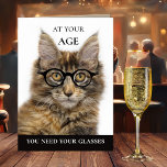 Funny Cat Vin Champagne Carte de voeux Anniversair<br><div class="desc">Une carte d'anniversaire mignonne et drôle avec un chat Maine Coon avec des lunettes et du champagne et des lunettes de vin à l'intérieur.</div>