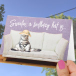 Funny Chat Floral Sun Casquette Carte d'anniversai<br><div class="desc">Cette couverture de carte modèle présente un drôle de chat gris et blanc assis sur un canapé blanc portant un casquette de soleil. Personnalisez le texte modèle sur la couverture et l'accueil intérieur avec votre texte, supprimez le texte ou modifiez en utilisant la conception aussi et sélectionnez une couleur, un...</div>