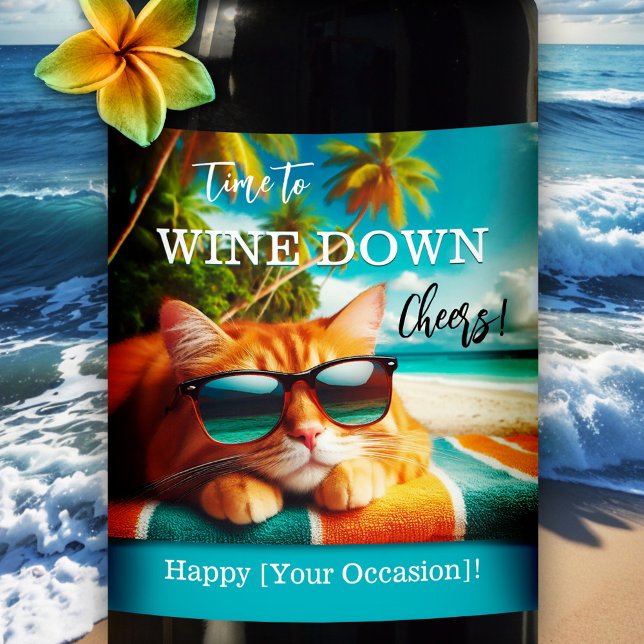 Funny Chat Tropical Beach Vin Étiquette (Wine label featuring a painting of a ginger cat chilling on a tropical sunny beach.)