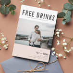Funny Free Drink Photo Wedding Save the Date<br><div class="desc">Mariage amusant enregistrer les cartes de date dans un design moderne rose et gris avec votre photo design personnalisé qui dit "Boissons gratuites (et nous nous marions)". Ajoutez votre photo, vos noms, la date et l'emplacement du mariage. Customisez la face arrière de la carte avec une deuxième photo. Contactez-moi par...</div>